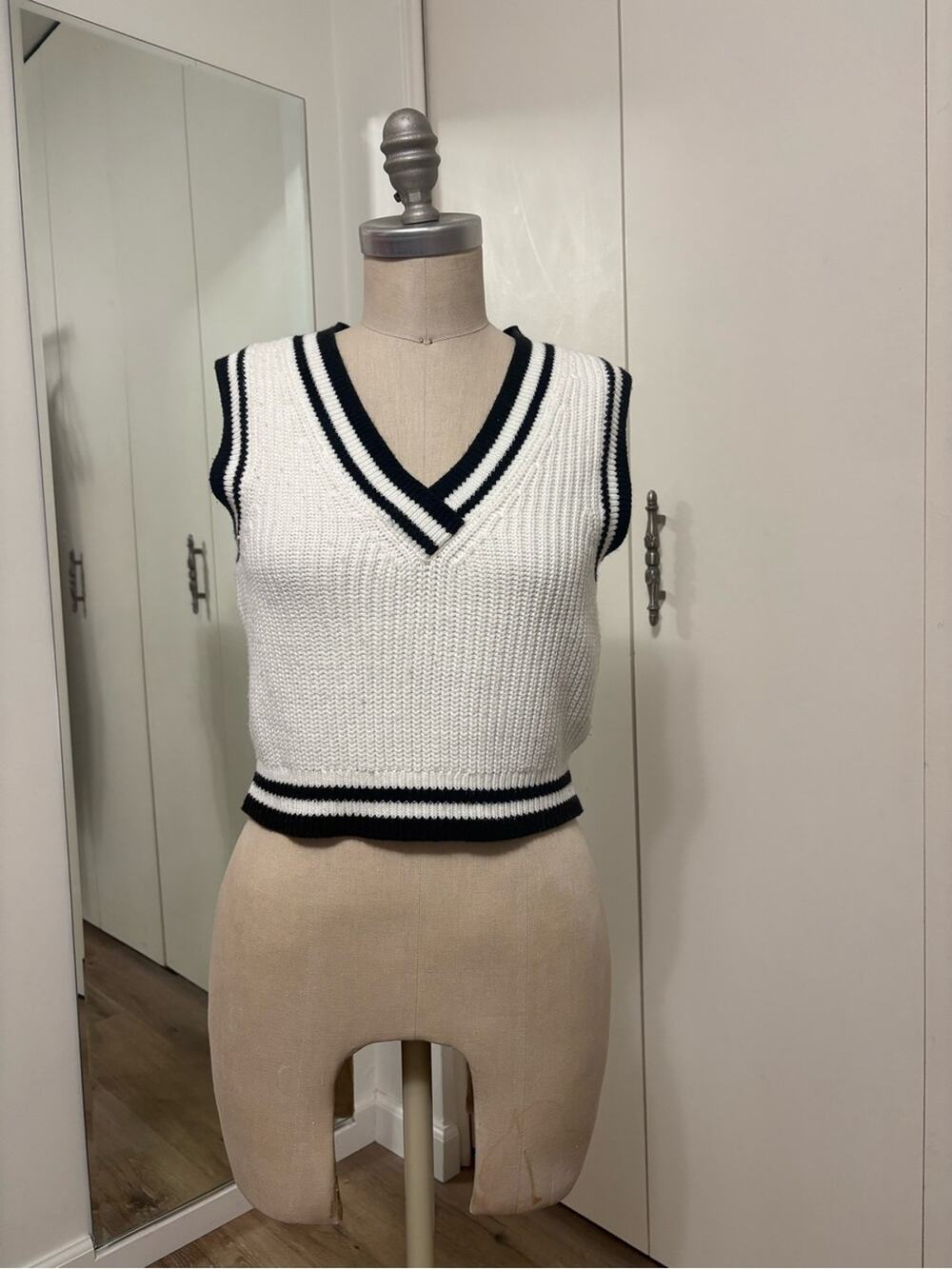 H&M White Black Striped Cropped Cricket Sweater Vest Preppy Knit Top Women Small
